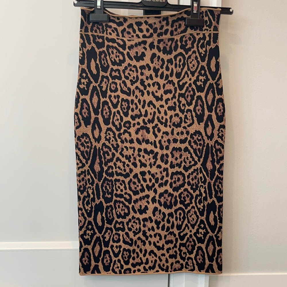 Leopard Print form fitting skirt Size Small